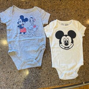 jumping beans Gray & White Disney Mickey Short Sleeve One-Piece Bodysuits